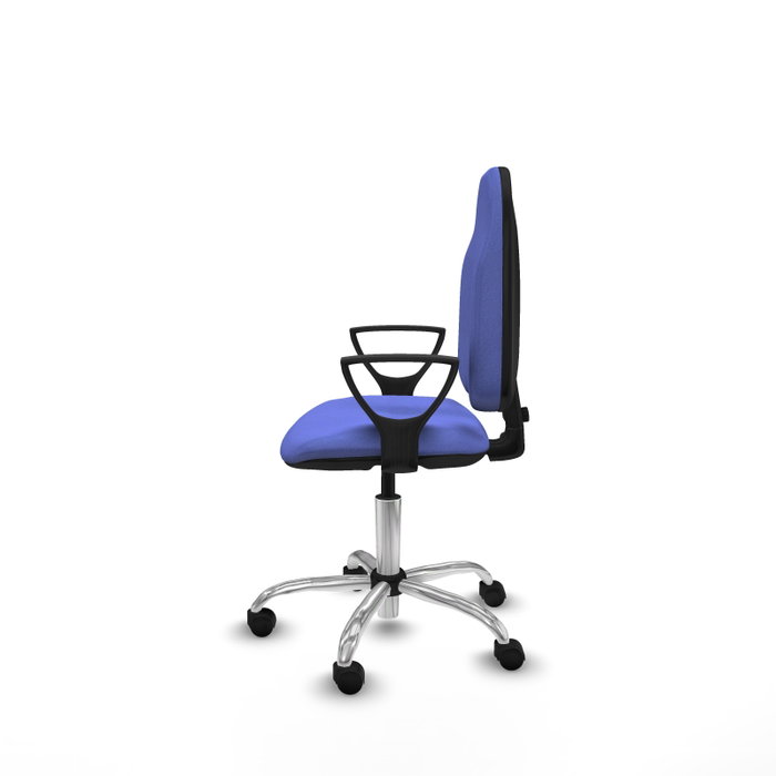 Chaise de bureau Algarra avec mécanisme de contact permanent de base, rembourrée de tissu bleu clair. Équipée d'une base chromée, d'accoudoirs fixes et de roulettes en nylon de 50 mm.