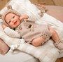 Muñecas Arias - Poupée Reborn Ruben avec coussin, corps souple 45 cm, adapté 36 mois et plus