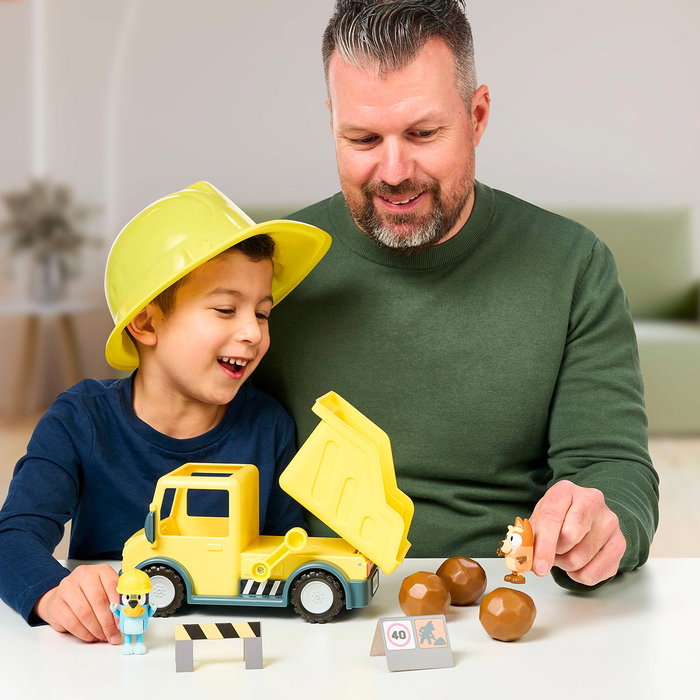 Famosa Camion Benne Bluey et Bingo - Jeu de Construction avec Figurines, Autocollants et Accessoires - Jouet pour Enfants dès 3 Ans