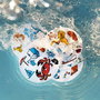 Asmodee Dobble Waterproof - Jeu d'observation et de réflexes imperméable - 30 cartes - 2 à 8 joueurs - Version espagnol et portugais