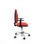 Chaise de bureau Algarra avec mécanisme Contact permanent de base, rembourrée de tissu orange foncé. Équipée d'une base chromée, d'accoudoirs 1D et de roulettes pour parquet.