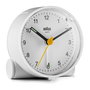 Braun Réveil Analogique Classique BC-01-W avec Mouvement Silencieux et Alarme Croissante, Cadran Blanc et Aiguilles Luminiscentes