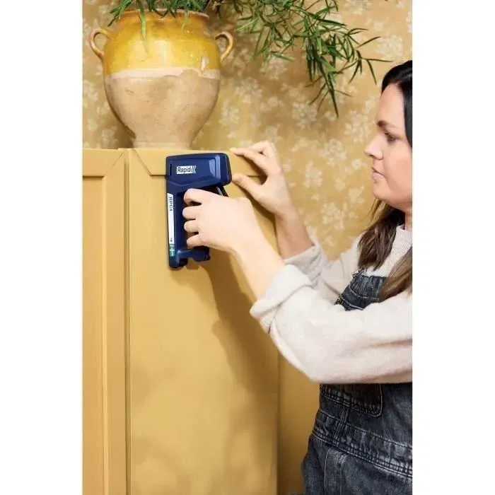 Rapid RPC4 Agrafeuse manuelle 4 en 1 pour agrafes et clous, technologie Powercurve réduction d'effort 50%, idéale bricolage, décoration et menuiserie