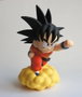 PLASTOY Tirelire Son Goku sur le Nuage Magique Dragon Ball 22 cm