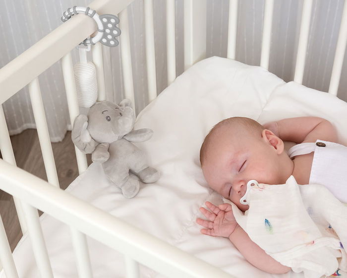 KioKids Peluche Sonajero Elefante Gris - Hochet et Mangeoire Doux pour Bébés +0 Mois, Sonnette et Jouet d'Éveil Sensoriel pour Corde de Lit et Poussette