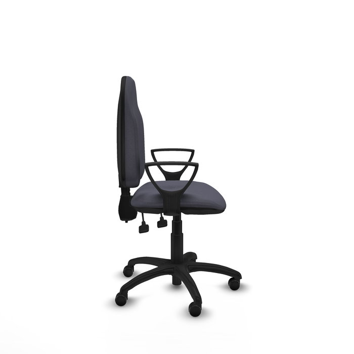 Chaise de bureau Algarra avec mécanisme à double poignée à contact permanent, recouverte de tissu gris foncé. Équipée d'une base en polyamide noir, d'accoudoirs fixes et de roulettes autobloquantes.