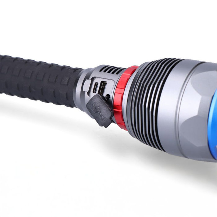Edm Lampe torche LED rechargeable longue portée 23000 lm 6500K 5 modes IP67 powerbank avec câble USB-C et étui Edm Lampe torche LED rechargeable longue portée 23000 lm 6500K 5 modes IP67 powerbank avec câble USB-C et étui