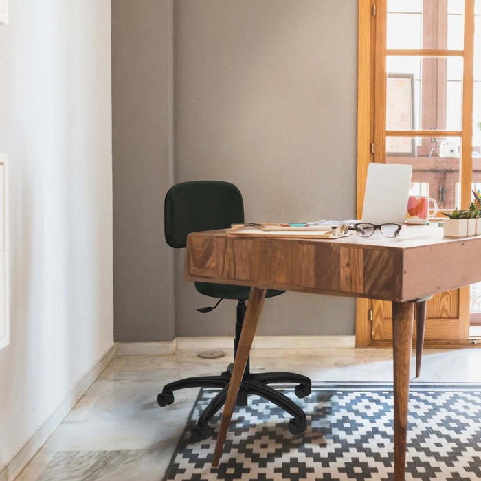 Chaise de bureau Llanos avec mécanisme Contacto Lama, recouverte de tissu blanc. Équipée d'une base en polyamide noir, sans accoudoirs et de roulettes en nylon de 50 mm.