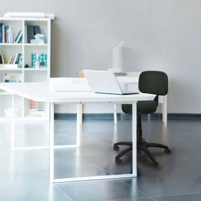 Chaise de bureau Llanos avec mécanisme Contacto Lama, recouverte de tissu blanc. Équipée d'une base en polyamide noir, sans accoudoirs et de roulettes en nylon de 50 mm.