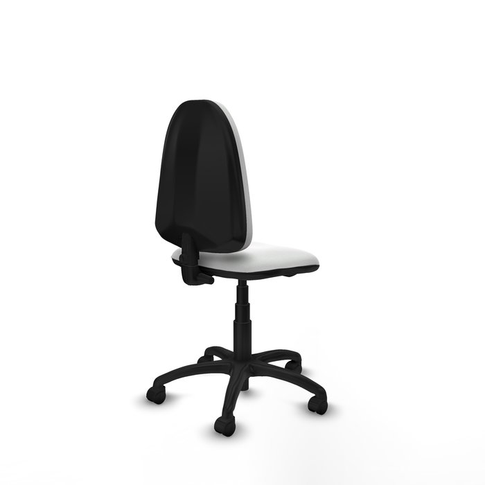 Chaise de bureau Aýna avec mécanisme de contact permanent de base, revêtue de tissu blanc. Équipée d'une base en polyamide noir, sans accoudoirs et de roulettes en nylon de 50 mm.