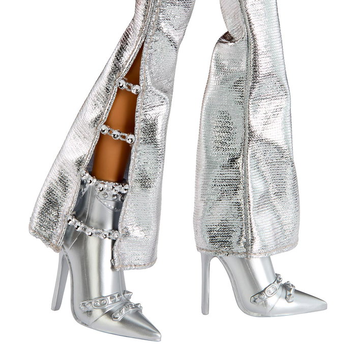 MGA Poupee Bratz Stylin' Charmz - Yasmin avec vêtements brillants et charme du 25e anniversaire
