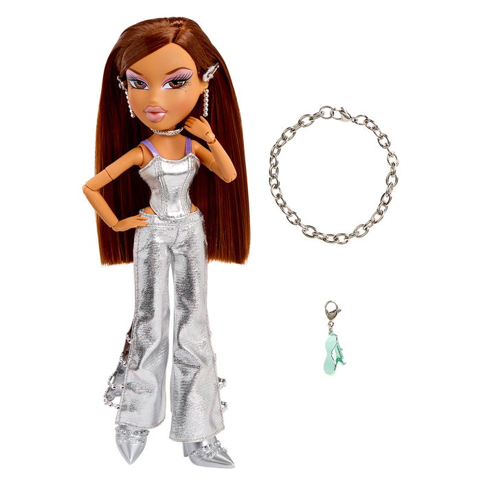 MGA Poupee Bratz Stylin' Charmz - Yasmin avec vêtements brillants et charme du 25e anniversaire