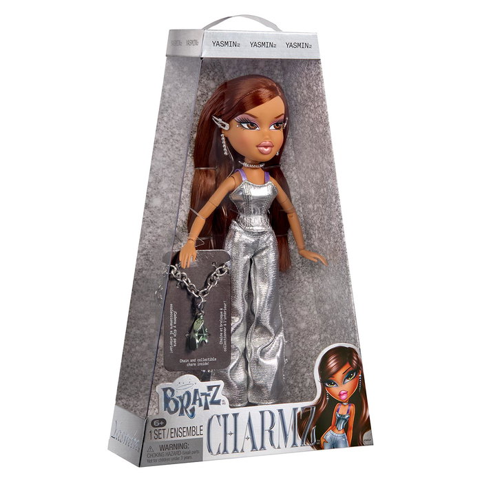 MGA Poupee Bratz Stylin' Charmz - Yasmin avec vêtements brillants et charme du 25e anniversaire