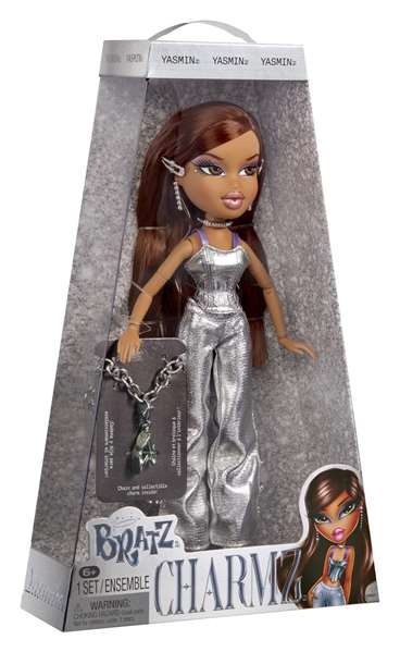 MGA Bratz Stylin' Charmz Yasmin avec charm 25ème anniversaire et look brillant MGA Bratz Stylin' Charmz Yasmin avec charm 25ème anniversaire et look brillant