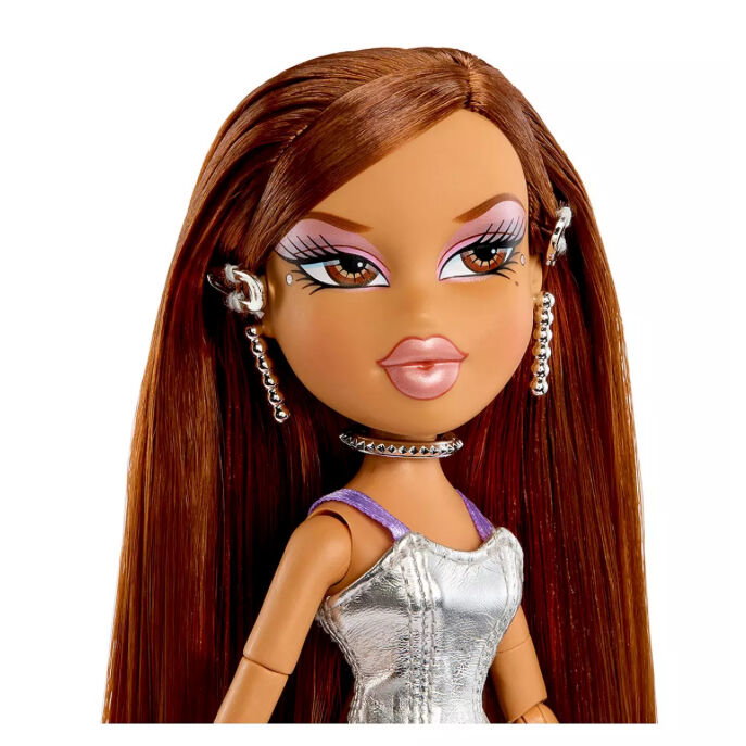 MGA Poupee Bratz Stylin' Charmz - Yasmin avec vêtements brillants et charme du 25e anniversaire MGA Poupee Bratz Stylin' Charmz - Yasmin avec vêtements brillants et charme du 25e anniversaire
