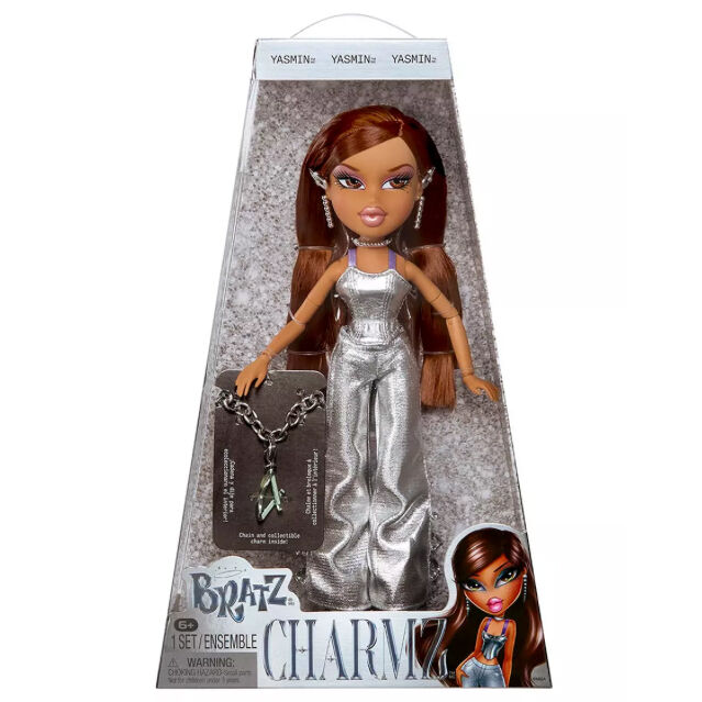 MGA Poupee Bratz Stylin' Charmz - Yasmin avec vêtements brillants et charme du 25e anniversaire MGA Poupee Bratz Stylin' Charmz - Yasmin avec vêtements brillants et charme du 25e anniversaire