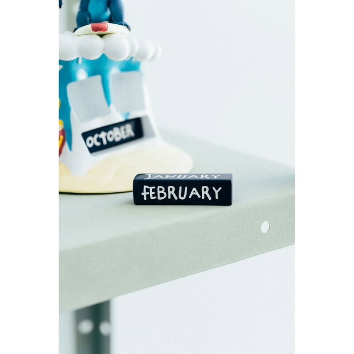 ERIK Calendrier perpétuel 3D 'Surfer Stitch Disney' en résine peint main - Modèle décoratif de 12 x 15 x 12 cm ERIK Calendrier perpétuel 3D 'Surfer Stitch Disney' en résine peint main - Modèle décoratif de 12 x 15 x 12 cm