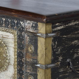 GINER Y COLOMER - Coffre de rangement en bois de manguier massif avec détails en bronze, finition noir vieilli et cerise, 46x116x40 cm