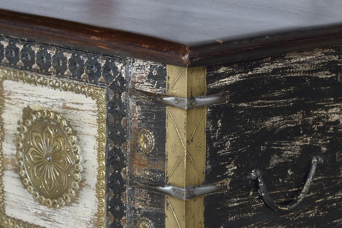 GINER Y COLOMER - Coffre de rangement en bois de manguier massif avec détails en bronze, finition noir vieilli et cerise, 46x116x40 cm