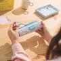 Moomin - Set de rangement portable + stylo et crayon, hauteur 45 cm, largeur 97 cm, longueur 240 cm