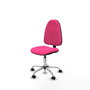 Chaise de bureau Algarra avec mécanisme de contact permanent de base, rembourrée en simili cuir rose. Équipée d'une base chromée, sans accoudoirs et de roulettes autobloquantes.