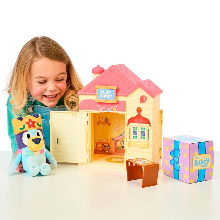 FAMOSA Play Date Plush Surprise Bluey Bly99000 Peluche Bleu Célébration Enfant +3 Ans