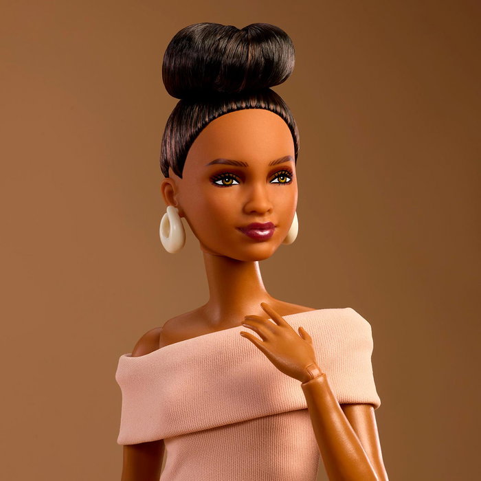 Barbie Signature Muñeca Barbie Basics Modèle 08 JJX27 - Vêtement Brun Élégant, Corps Articulé, Cheveux Châtain, Collection Neutre Mattel