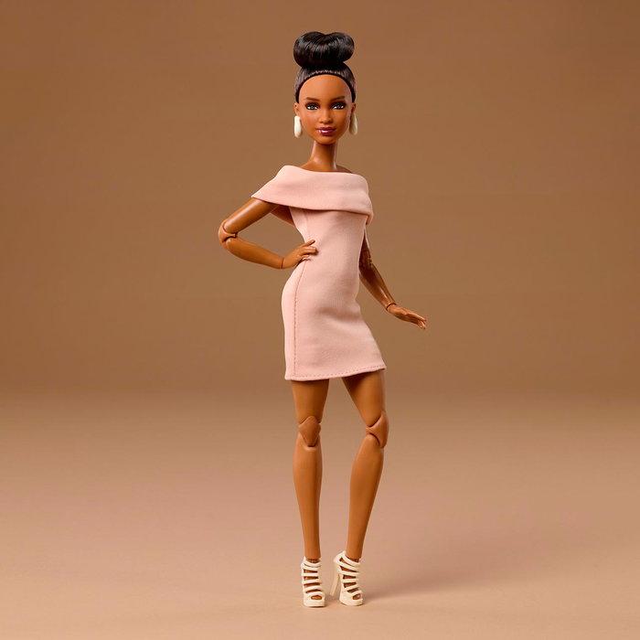 Barbie Signature Muñeca Barbie Basics Modèle 08 JJX27 - Vêtement Brun Élégant, Corps Articulé, Cheveux Châtain, Collection Neutre Mattel