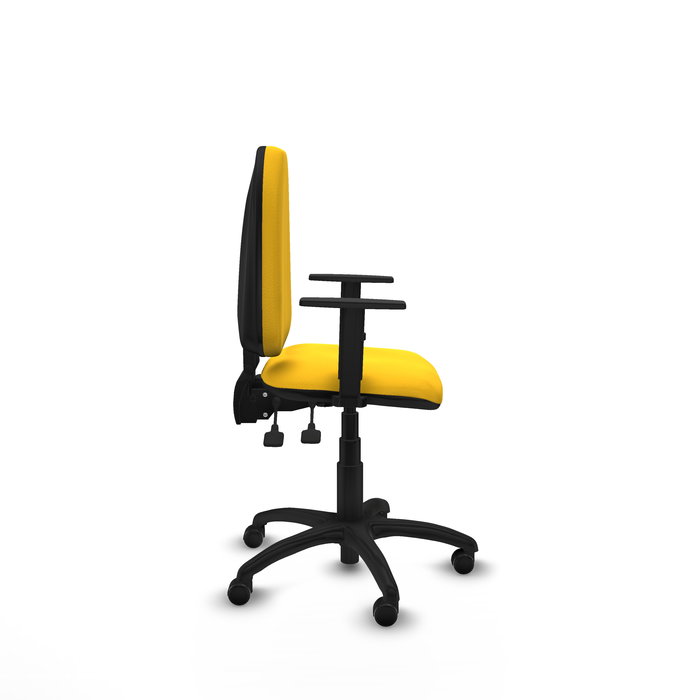 Chaise de bureau Aýna avec mécanisme Asincro, revêtement en simili cuir jaune. Équipée d'une base en polyamide noir, d'accoudoirs 1D et de roulettes pour parquet