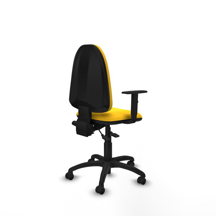Chaise de bureau Aýna avec mécanisme Asincro, revêtement en simili cuir jaune. Équipée d'une base en polyamide noir, d'accoudoirs 1D et de roulettes pour parquet