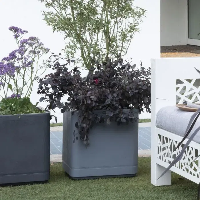 Deroma Pot de fleurs Cube Cosmo - 38 x 39 cm - Gris cendre - Avec réserve d'eau et roulettes - Volume 25,5 L - Résistant au gel et aux UV