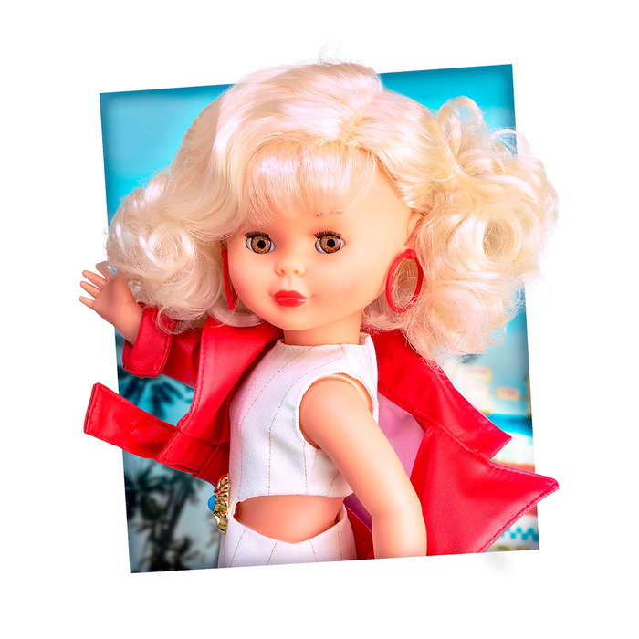 Nancy - Nal20000 - Collection Évasion - Figurine de la célèbre poupée années 70 avec robe blanche et veste rouge en cuir - Version en espagnol