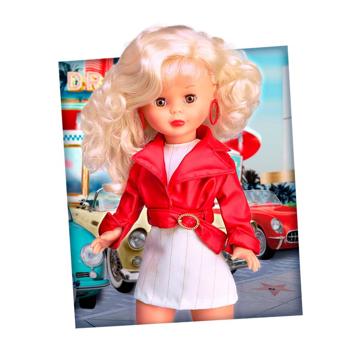 Nancy - Nal20000 - Collection Évasion - Figurine de la célèbre poupée années 70 avec robe blanche et veste rouge en cuir - Version en espagnol
