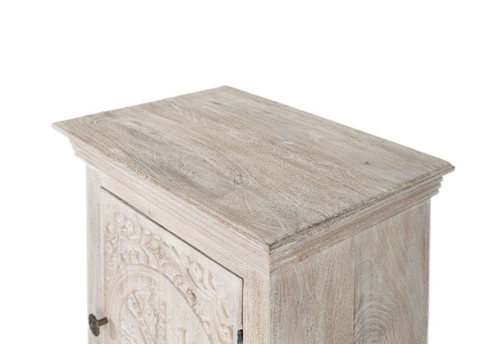 GINER Y COLOMER Table de Chevet en Bois de Mango Acajou, Finition Sable avec Porte Sculptée à la Main, Tiroir et Poignée Noire