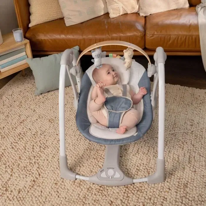 Ingenuity Balancelle bébé électrique pliable Swing 'n Go - Chambray, 5 vitesses, 8 mélodies, avec arc d'activités amovible