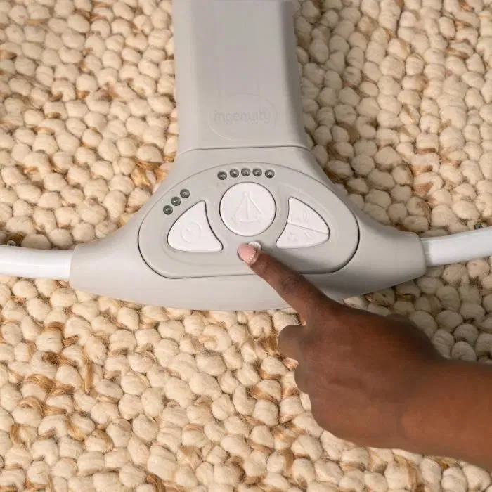 Ingenuity Balancelle bébé électrique pliable Swing 'n Go - Chambray, 5 vitesses, 8 mélodies, avec arc d'activités amovible