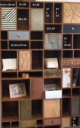 GINER Y COLOMER - Bibliothèque en bois de manguier couleur noyer clair avec 11 portes et 7 tiroirs, détails en bronze, cuir et os, dimensions 200x115x30 cm