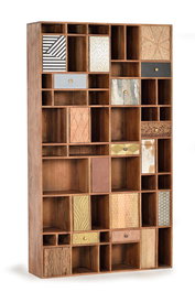 GINER Y COLOMER - Bibliothèque en bois de manguier couleur noyer clair avec 11 portes et 7 tiroirs, détails en bronze, cuir et os, dimensions 200x115x30 cm