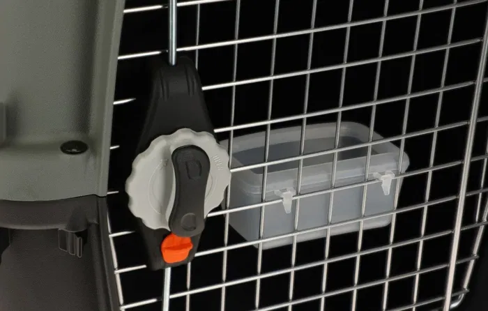 Kerbl Box de Transport pour Chat et Chien Eco 70 * 50 * 51.5 cm, Conforme IATA, en Plastique 100% Recyclé Gris/Vert, avec Gamelle d'Eau et Porte Métallique