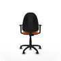 Chaise de bureau Aýna avec mécanisme de contact permanent de base, rembourrée de tissu orange. Équipée d'une base en polyamide noir, d'accoudoirs 1D et de roulettes en nylon de 50 mm.