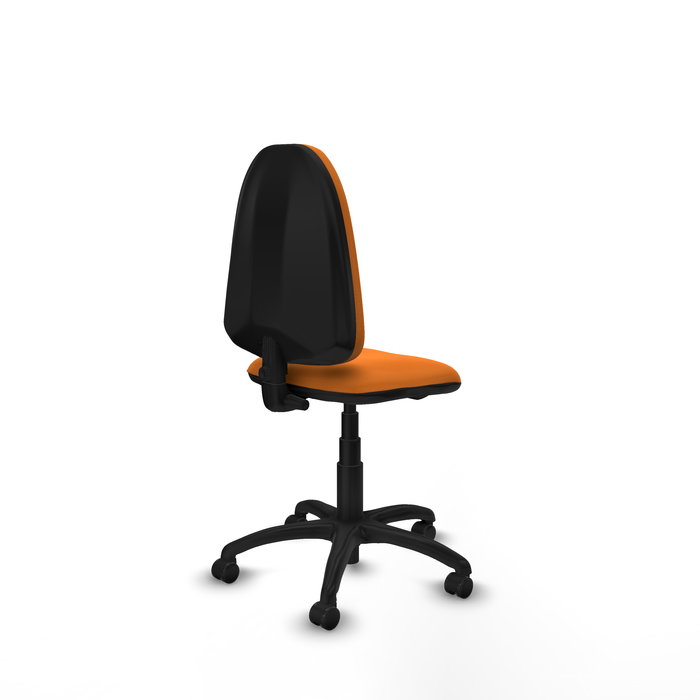 Chaise de bureau Aýna avec mécanisme de contact permanent de base, rembourrée en simili cuir orange. Équipée d'une base en polyamide noir, sans accoudoirs et avec roulettes pour parquet. Chaise de bureau Aýna avec mécanisme de contact permanent de base, rembourrée en simili cuir orange. Équipée d'une base en polyamide noir, sans accoudoirs et avec roulettes pour parquet.