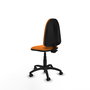 Chaise de bureau Aýna avec mécanisme de contact permanent de base, rembourrée en simili cuir orange. Équipée d'une base en polyamide noir, sans accoudoirs et avec roulettes pour parquet.