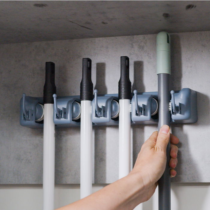 Emuca Porte balay et Porte Mops, avec 5 crochets et 4 trous, Plastique, Gris Emuca Porte balay et Porte Mops, avec 5 crochets et 4 trous, Plastique, Gris