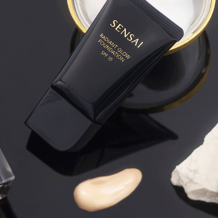 Sensai Radiant Glow SPF10 - 204.5-Beige Chaud - 30 ml