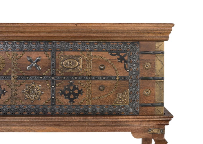 GINER Y COLOMER Console Antique en Bois de Manguier Naturel avec Décor en Laiton Repoussé et Pieds Courbes - 34x106x34cm (intérieur)