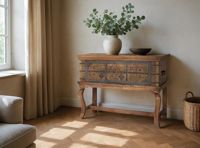 GINER Y COLOMER Console Antique en Bois de Manguier Naturel avec Décor en Laiton Repoussé et Pieds Courbes - 34x106x34cm (intérieur)
