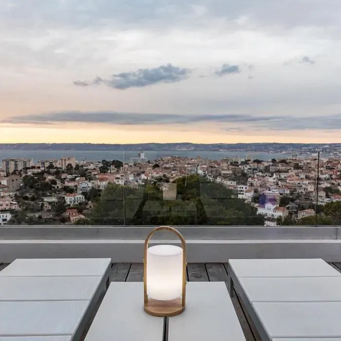 LUMISKY Woody - Lanterne extérieure LED sans fil - Blanc, design scandinave, poignée en bois - Autonomie 10h