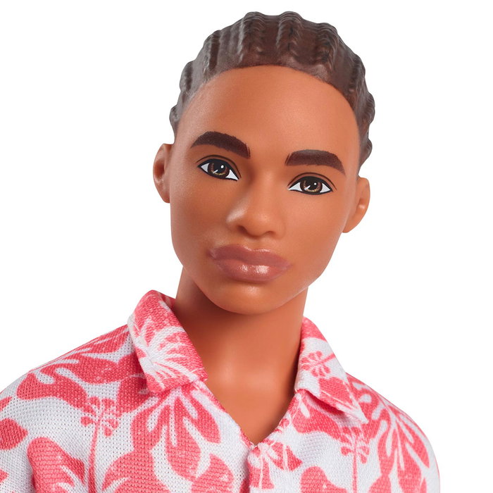 Mattel Ken Fashionistas - Poupée Ken avec short hawaïen à motif blanc et corail, cheveux tressés et sandales vertes, jouet pour enfants dès 3 ans Mattel Ken Fashionistas - Poupée Ken avec short hawaïen à motif blanc et corail, cheveux tressés et sandales vertes, jouet pour enfants dès 3 ans