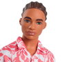 Mattel Ken Fashionistas - Poupée Ken avec short hawaïen à motif blanc et corail, cheveux tressés et sandales vertes, jouet pour enfants dès 3 ans