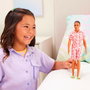Mattel Ken Fashionistas - Poupée Ken avec short hawaïen à motif blanc et corail, cheveux tressés et sandales vertes, jouet pour enfants dès 3 ans
